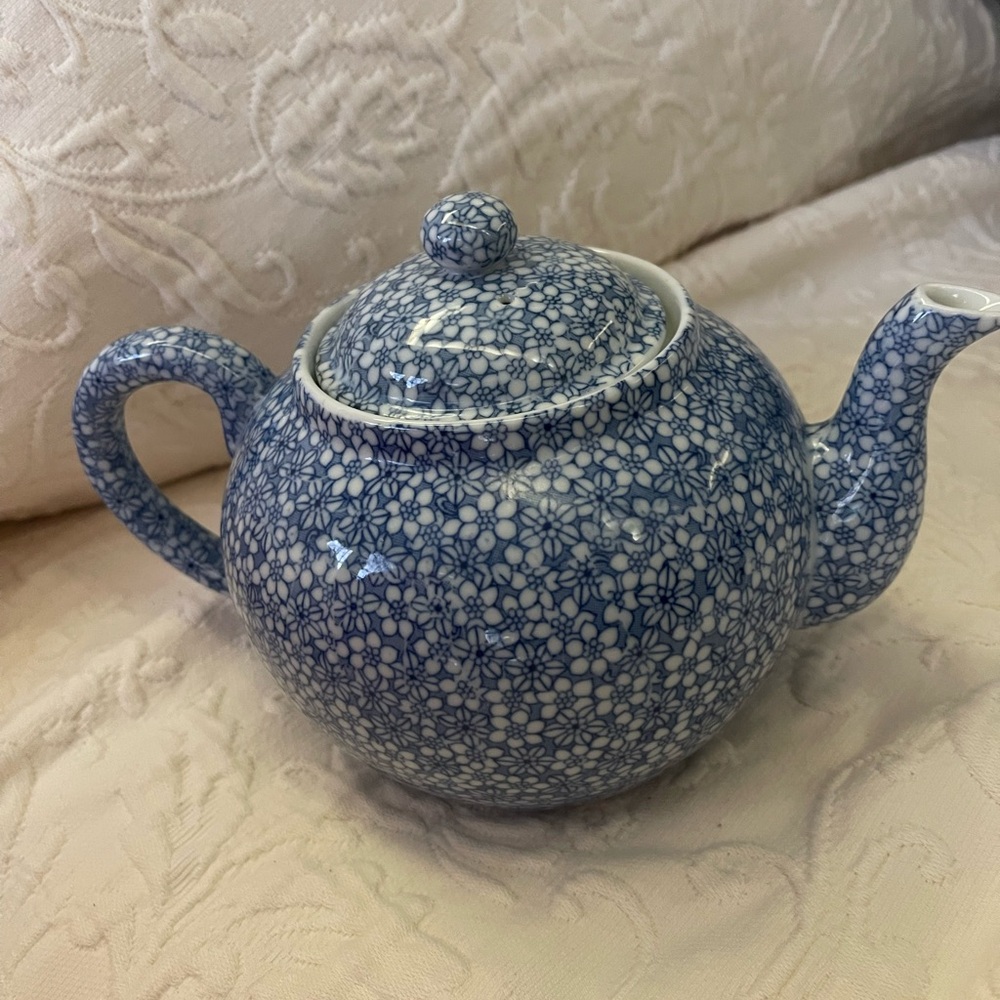 Williams Sonoma Blue and White calico Teapot with diffuser